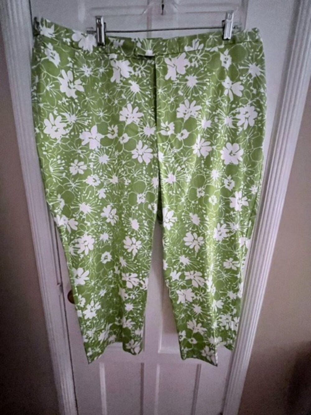 JH COLLECTIBLES GREEN & WHITE FLORAL CROPPED PANTS, 18W; NWOT